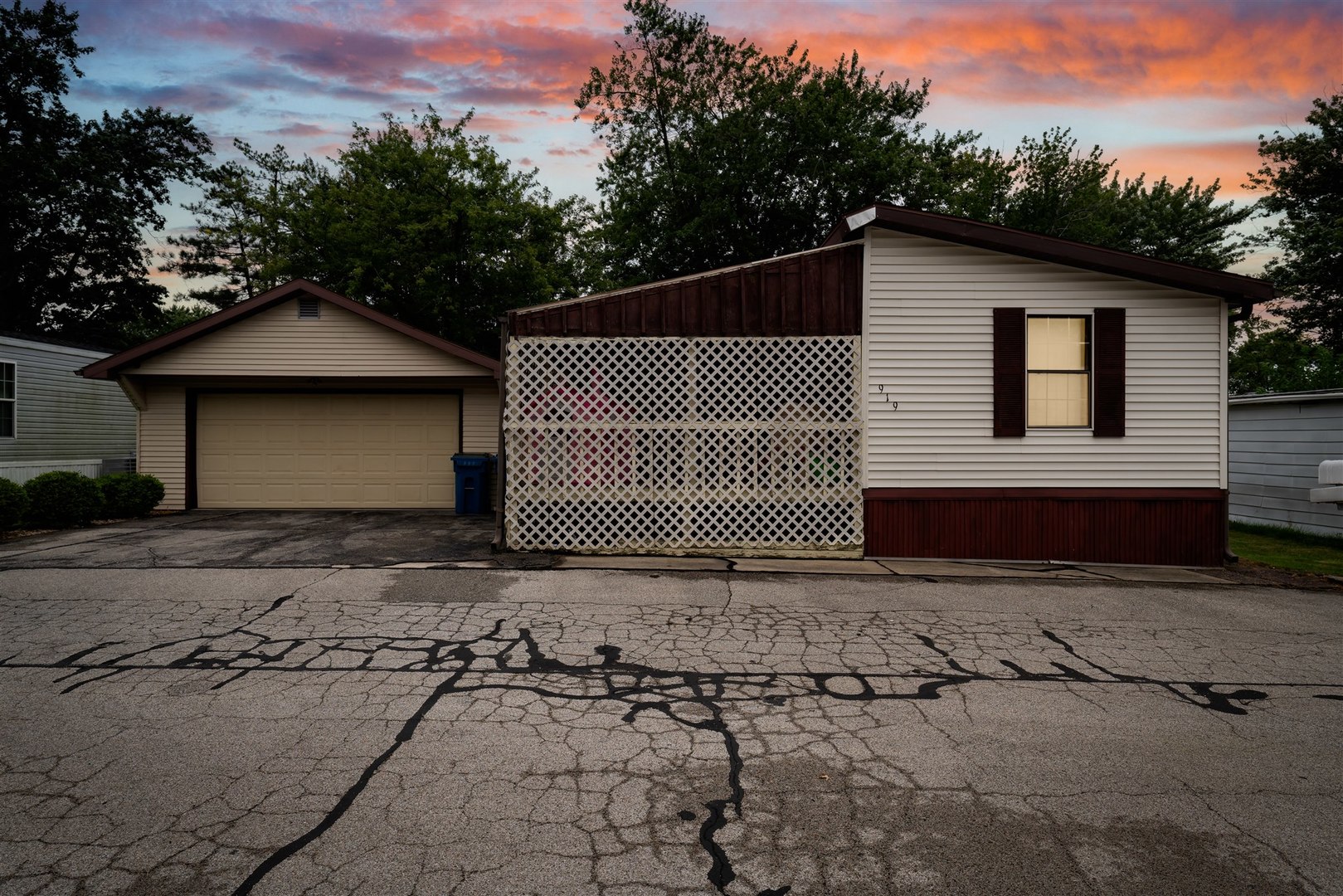 Photo 2 of 30 of 919 9th Street mobile home