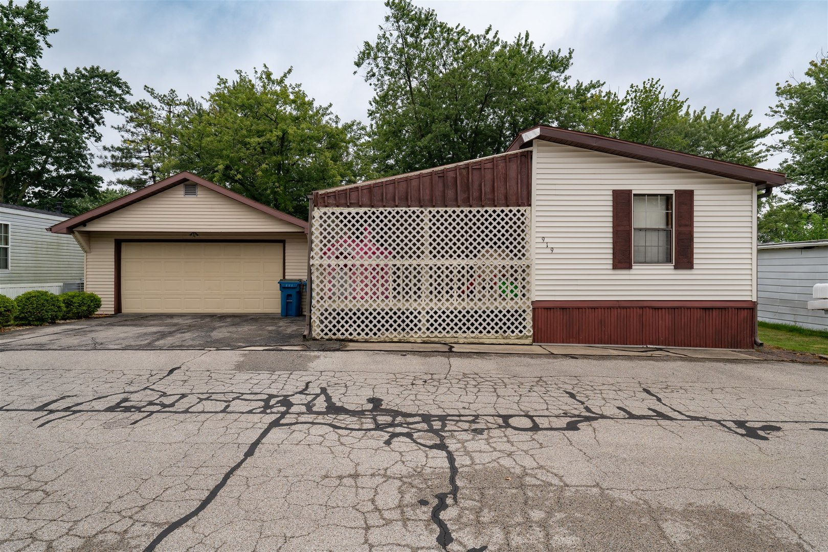 Photo 3 of 30 of 919 9th Street mobile home