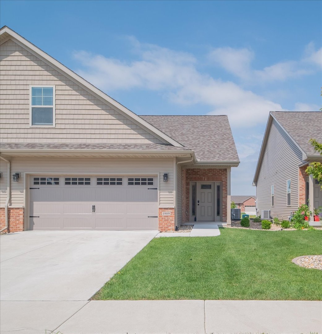 Photo 1 of 32 of 1909 Glenbridge Road townhome