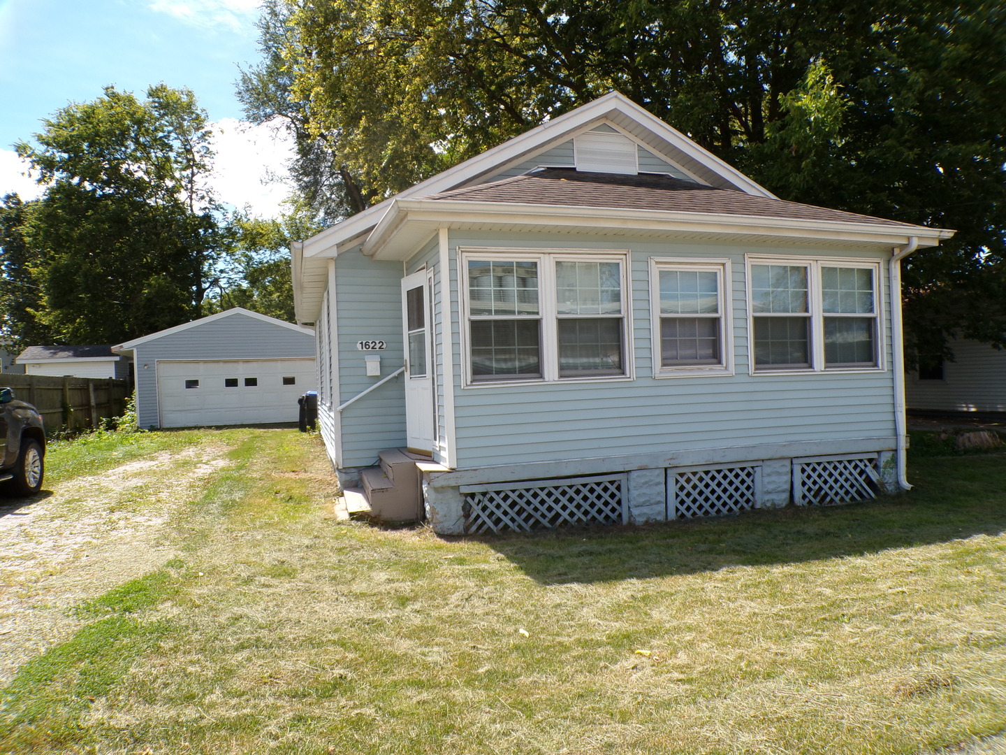 Photo 2 of 23 of 1622 Illinois Street house