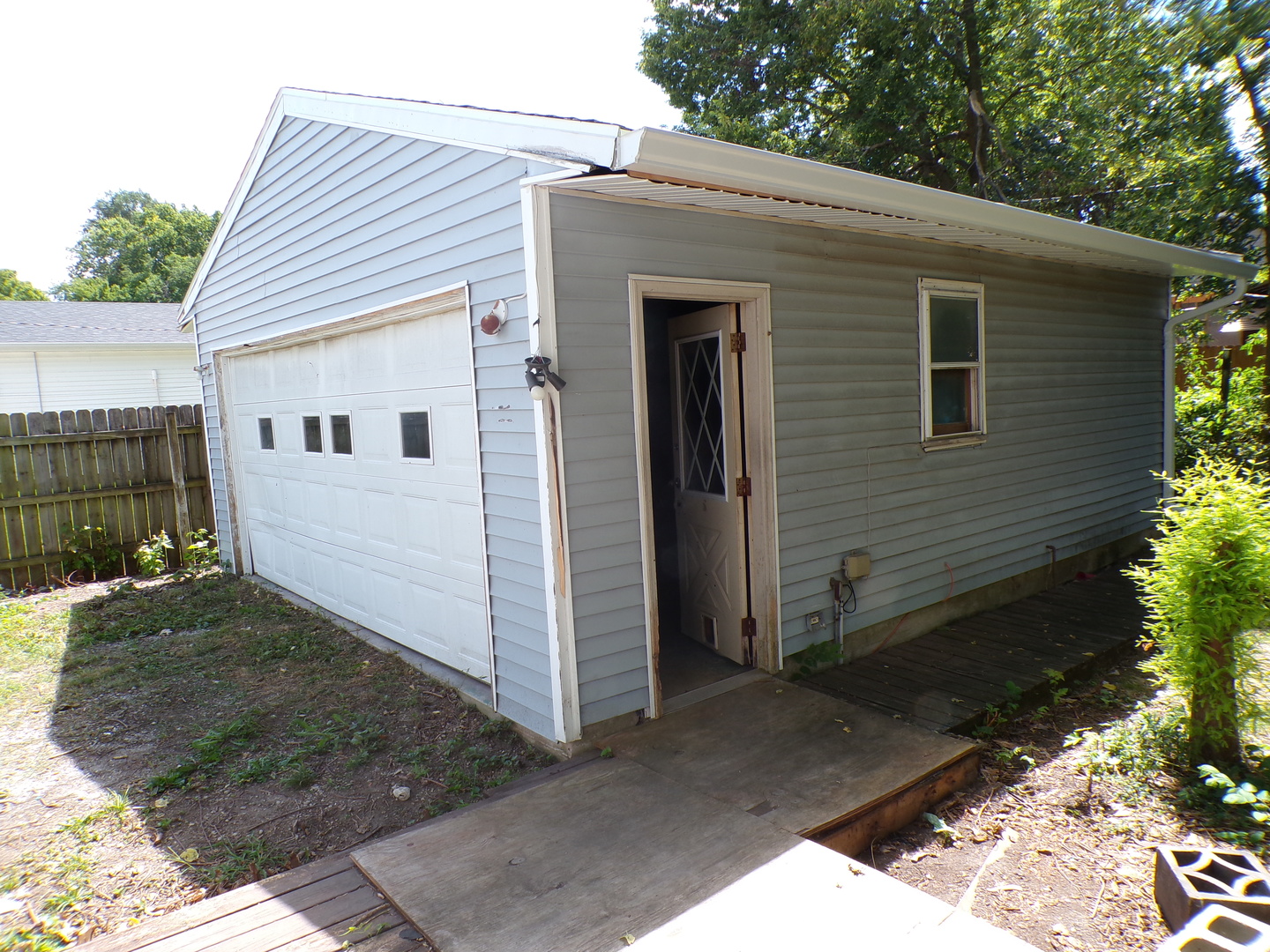 Photo 20 of 23 of 1622 Illinois Street house