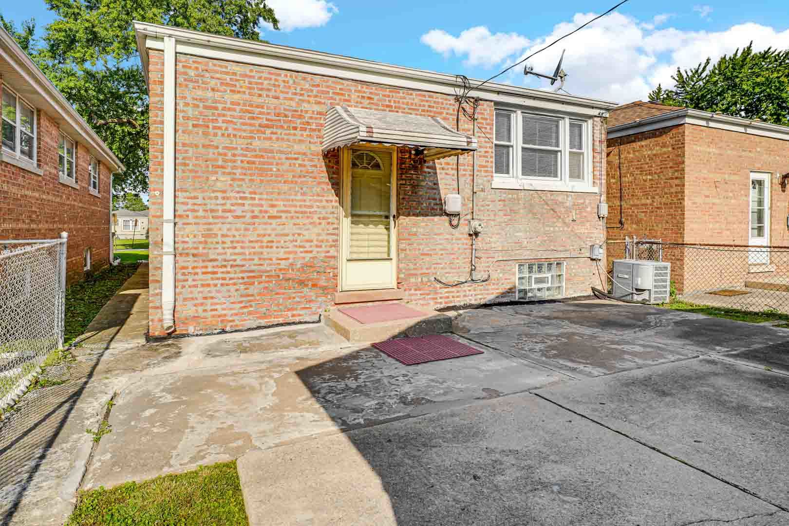 Photo 4 of 27 of 7755 Mcvicker Avenue house