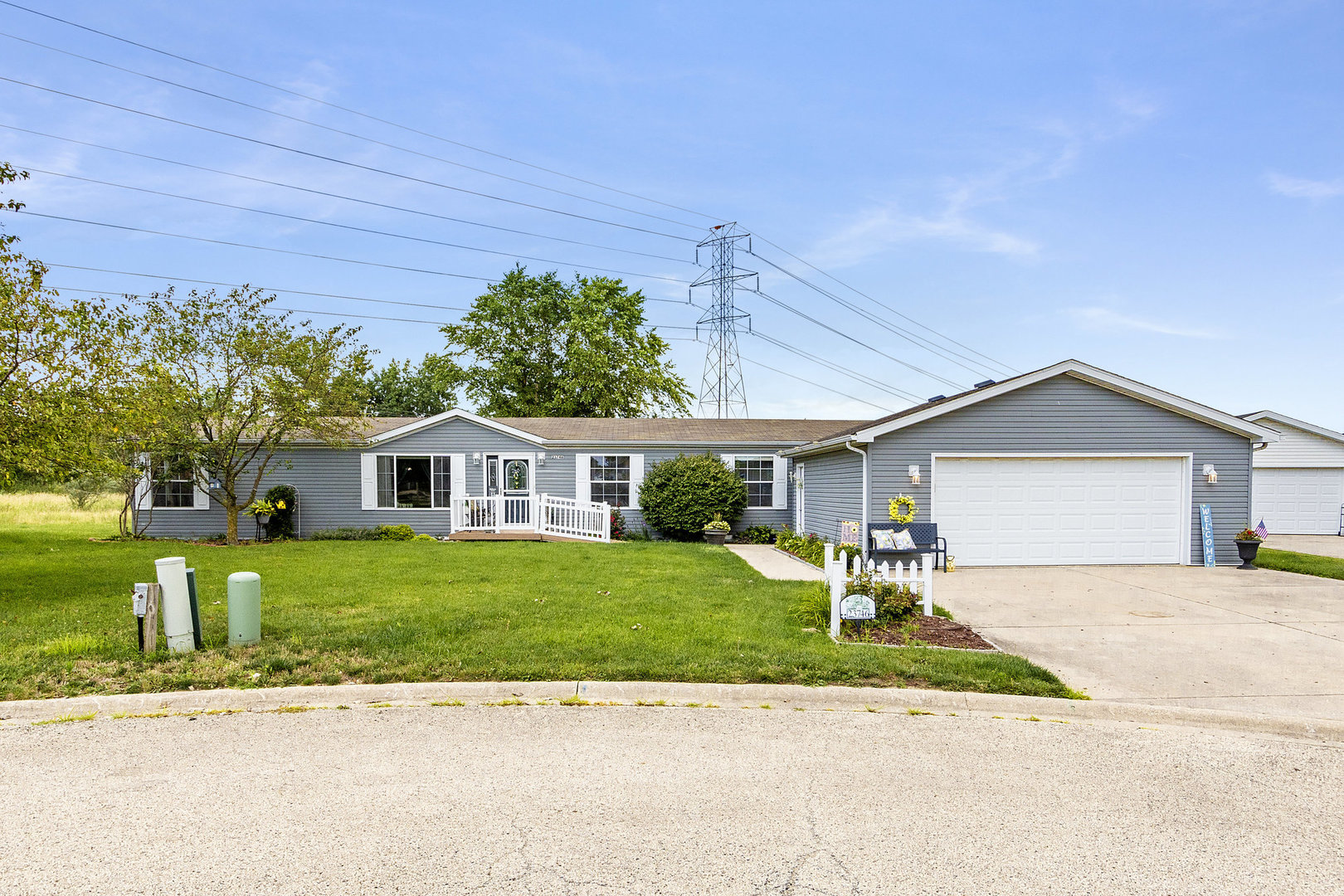 Photo 1 of 24 of 23746 W Lakepoint Drive mobile home