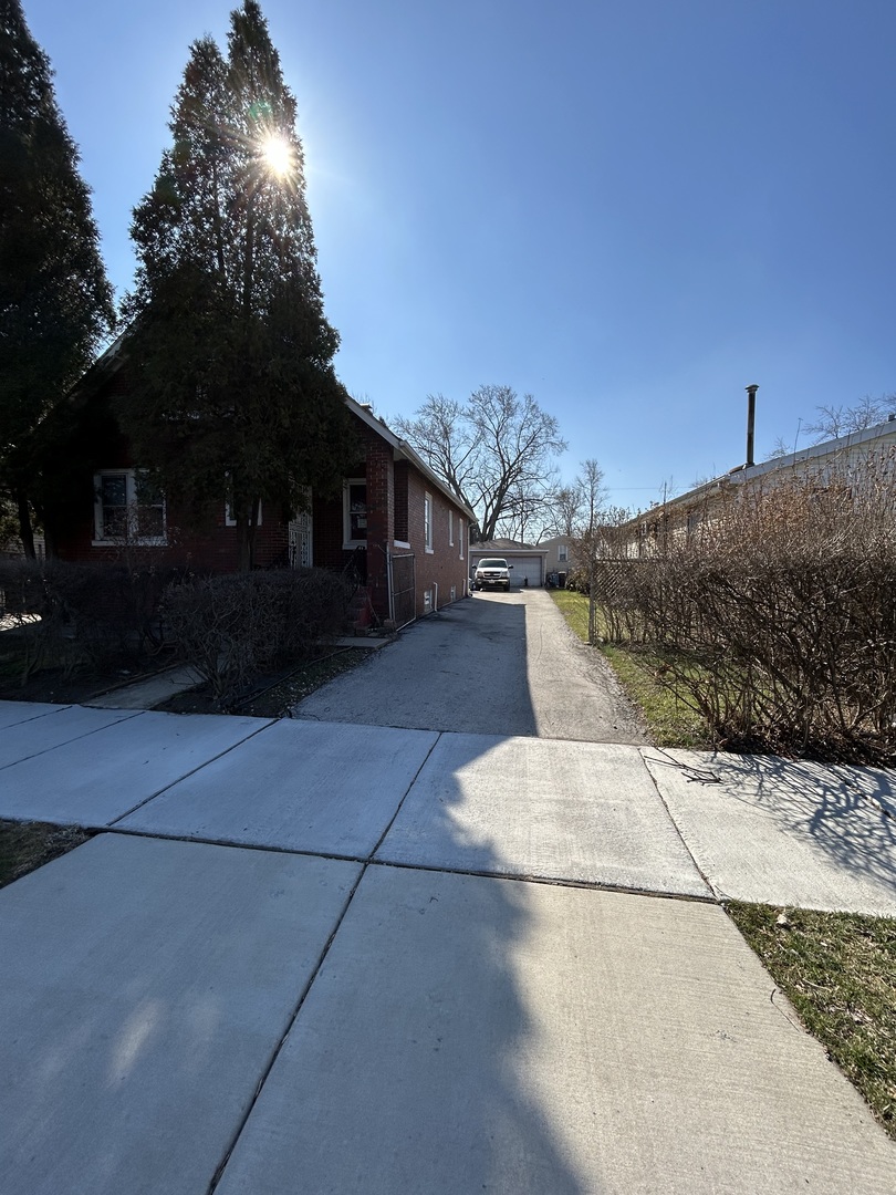 Photo 2 of 25 of 170 E 25th Street house