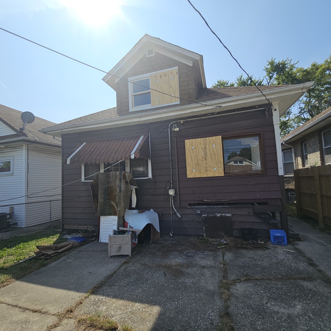 Photo 17 of 18 of 1515 N Leclaire Avenue house