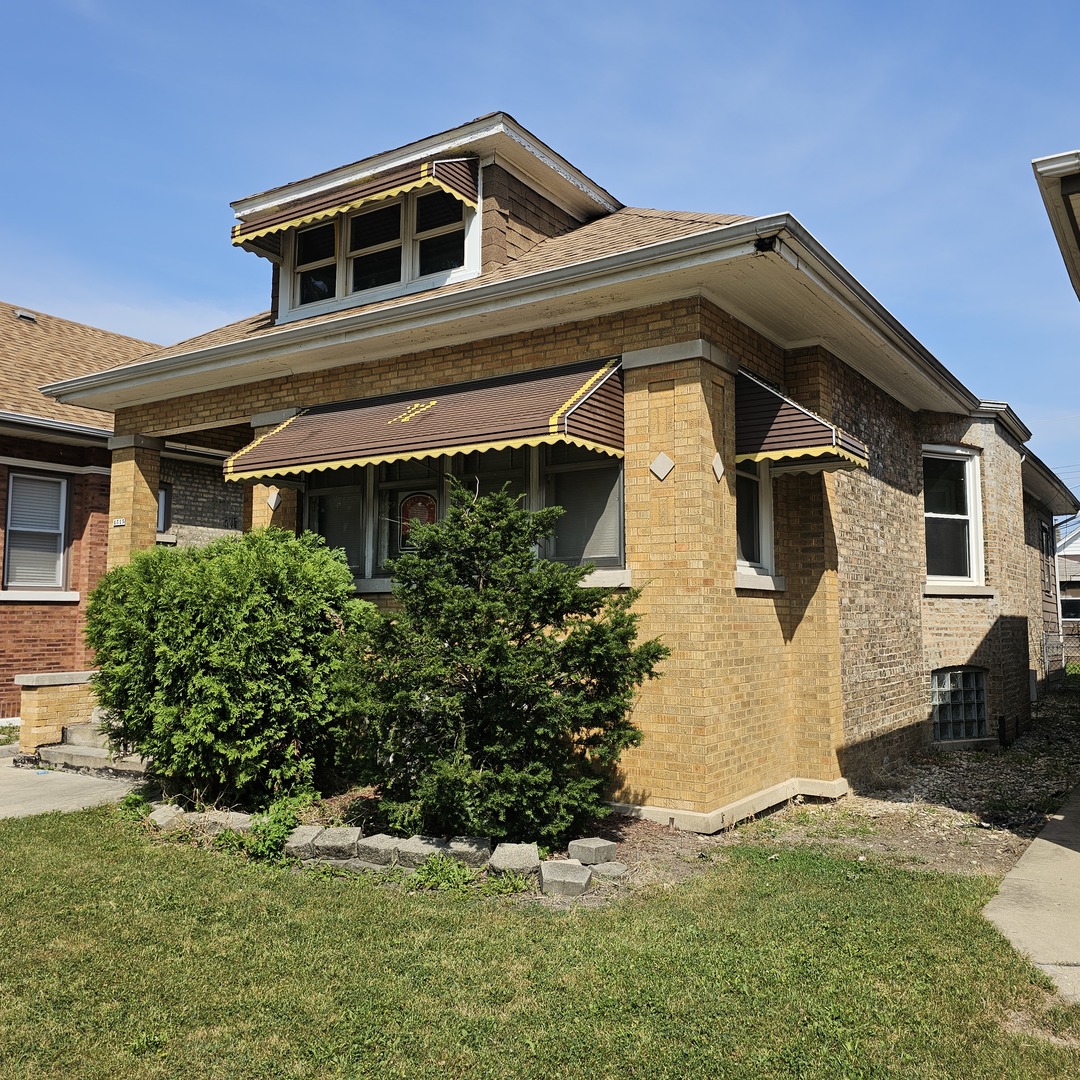 Photo 2 of 18 of 1515 N Leclaire Avenue house