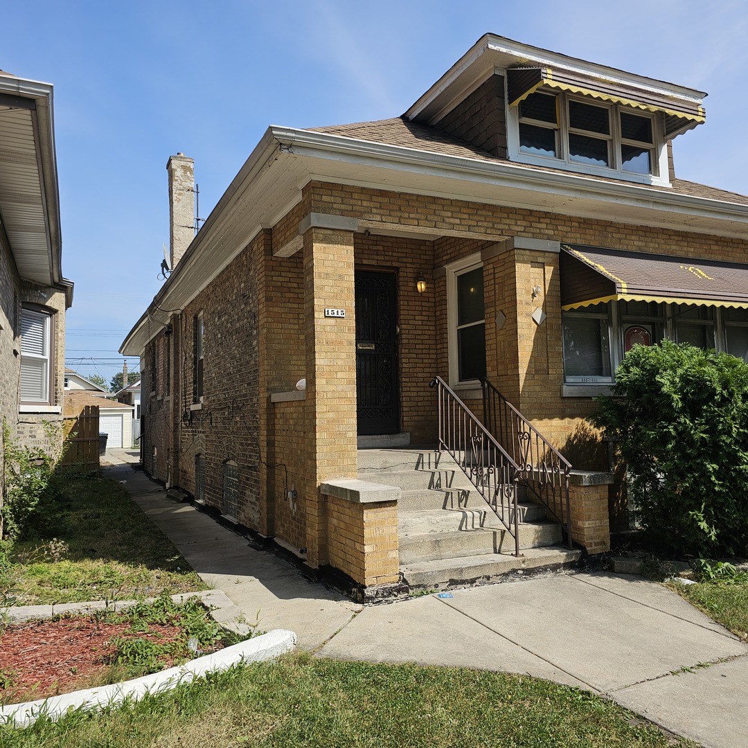 Photo 3 of 18 of 1515 N Leclaire Avenue house