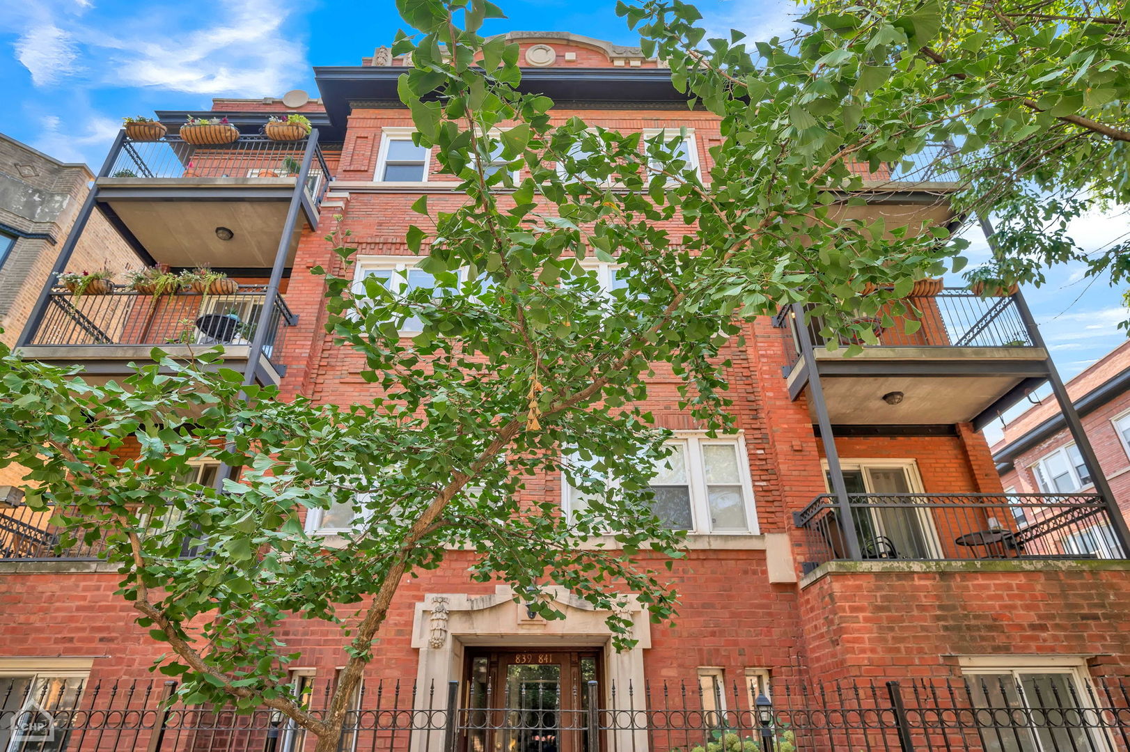 Photo 1 of 18 of 841 W BELLE PLAINE Avenue GARDEN condo