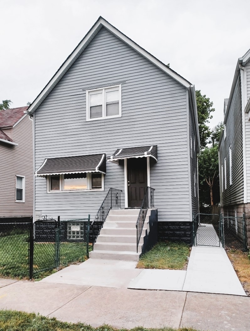 Photo 2 of 24 of 9401 S Saint Lawrence Avenue house