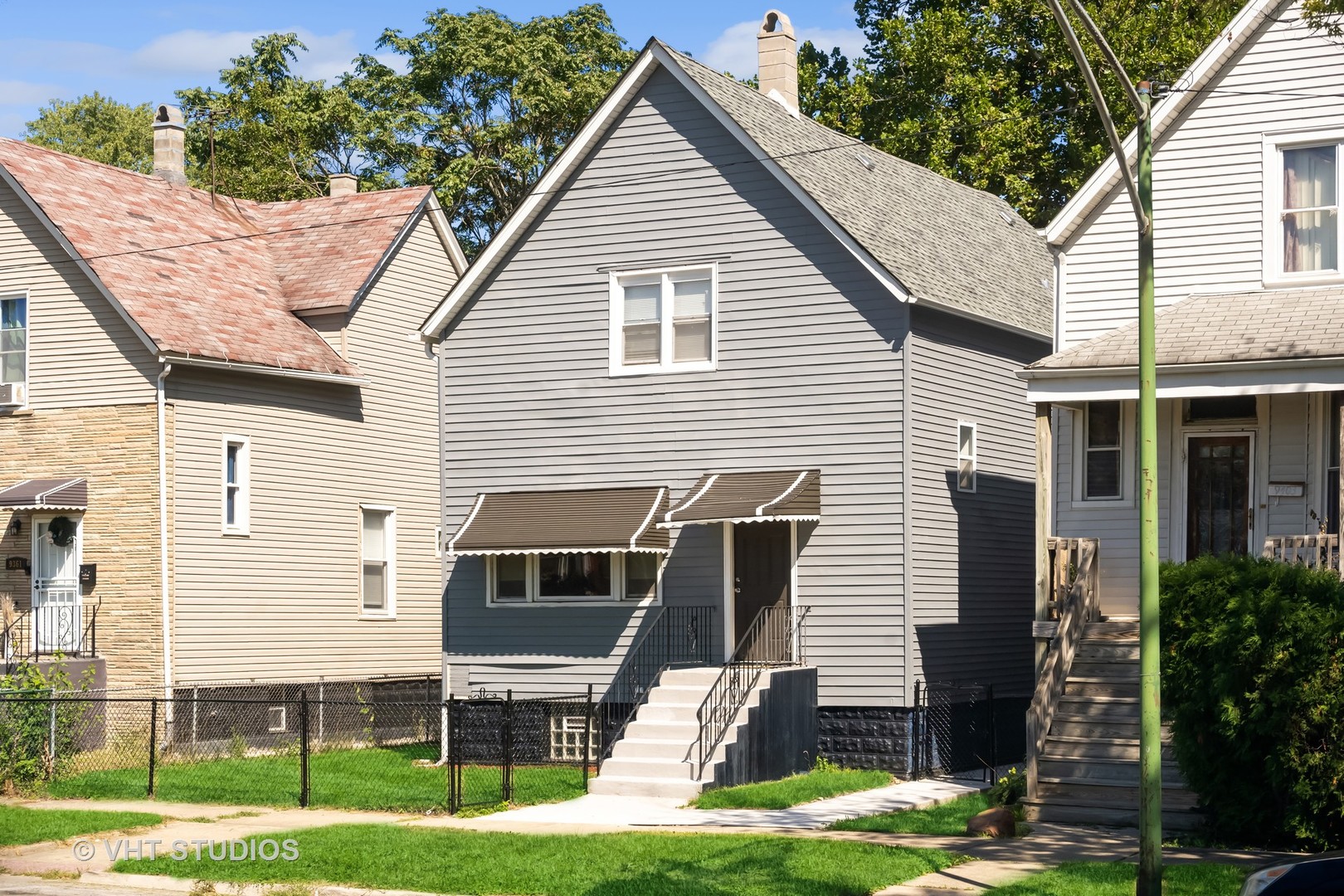 Photo 3 of 24 of 9401 S Saint Lawrence Avenue house