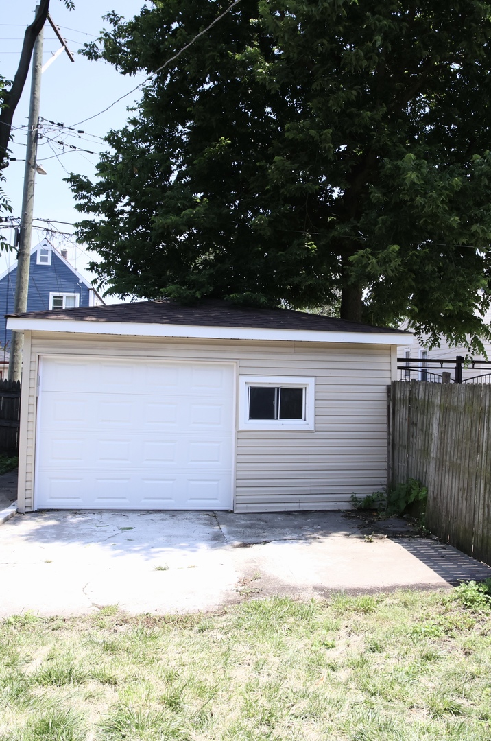 Photo 4 of 20 of 1931 N LaCROSSE Avenue house