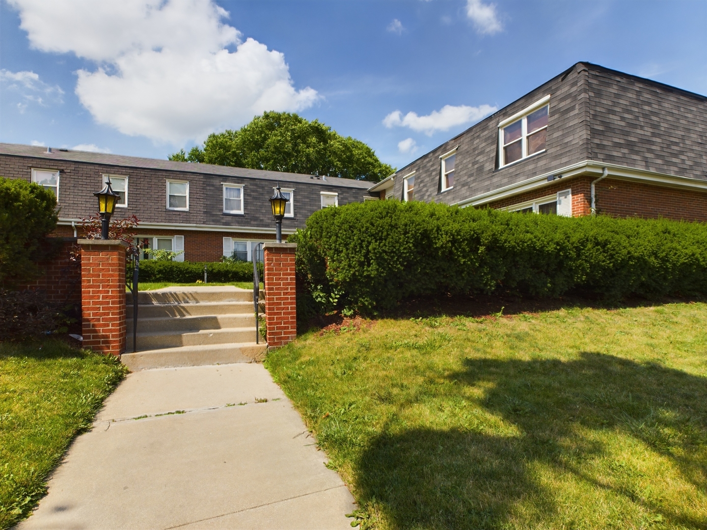 Photo 1 of 21 of 2610 W Pratt Boulevard 8 townhome