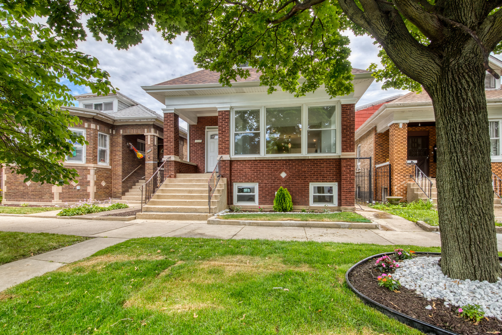 Photo 2 of 35 of 6137 S Maplewood Avenue house