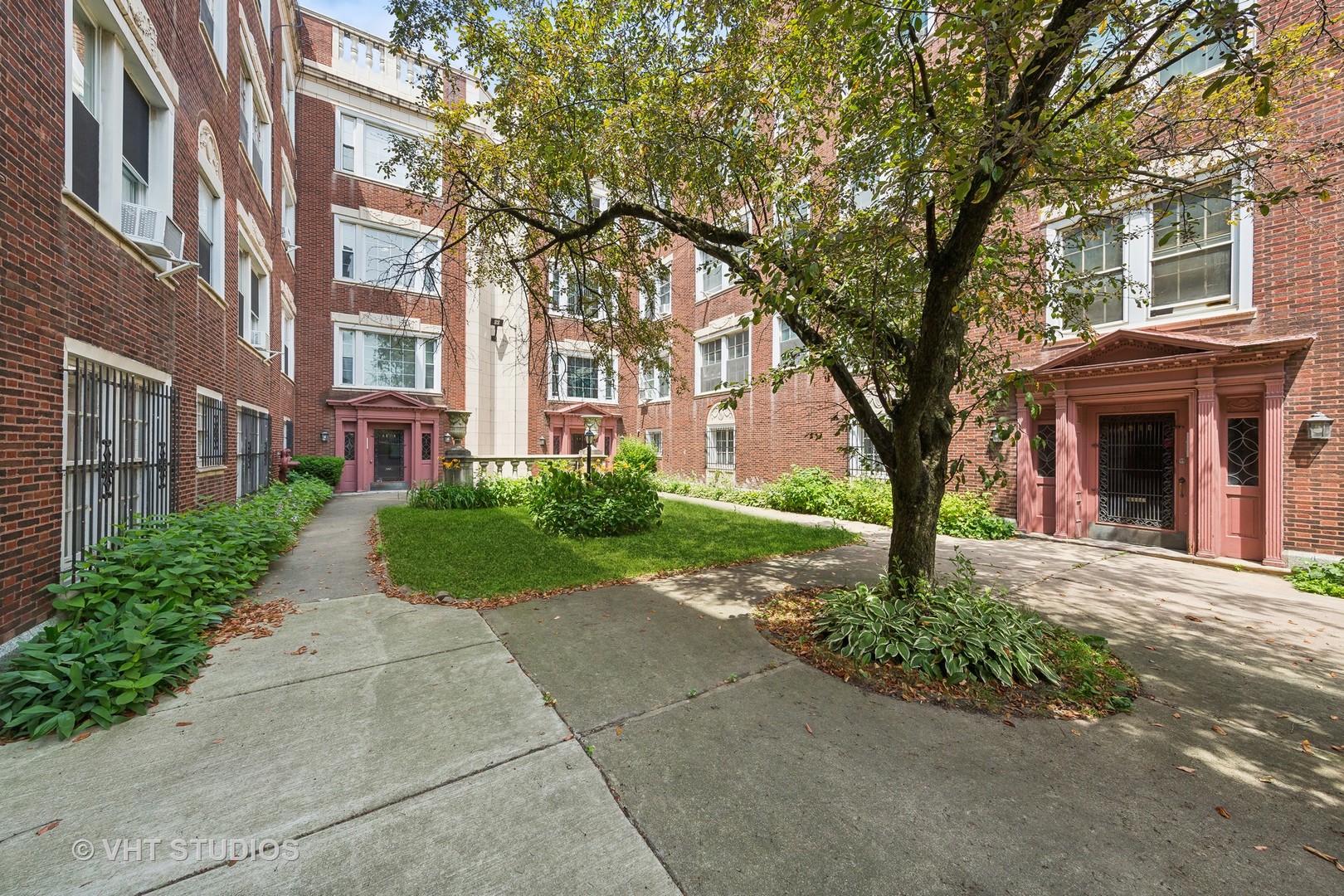 Photo 1 of 18 of 4914 S Drexel Boulevard 2W condo