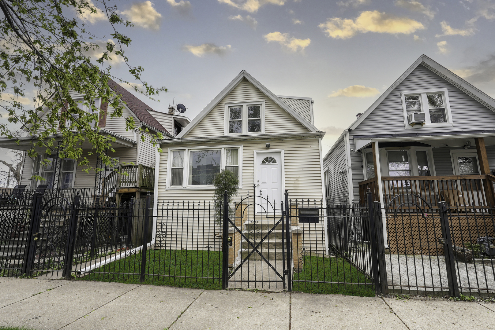 Photo 1 of 33 of 1524 N Keating Avenue house