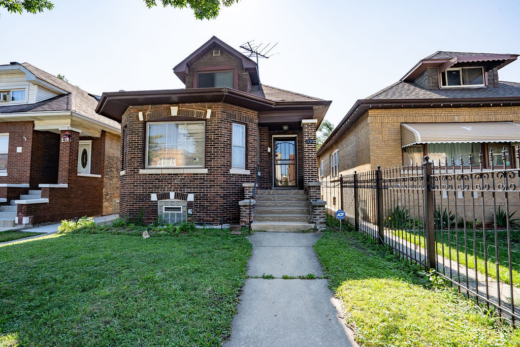 Photo 1 of 29 of 1830 N Austin Avenue house