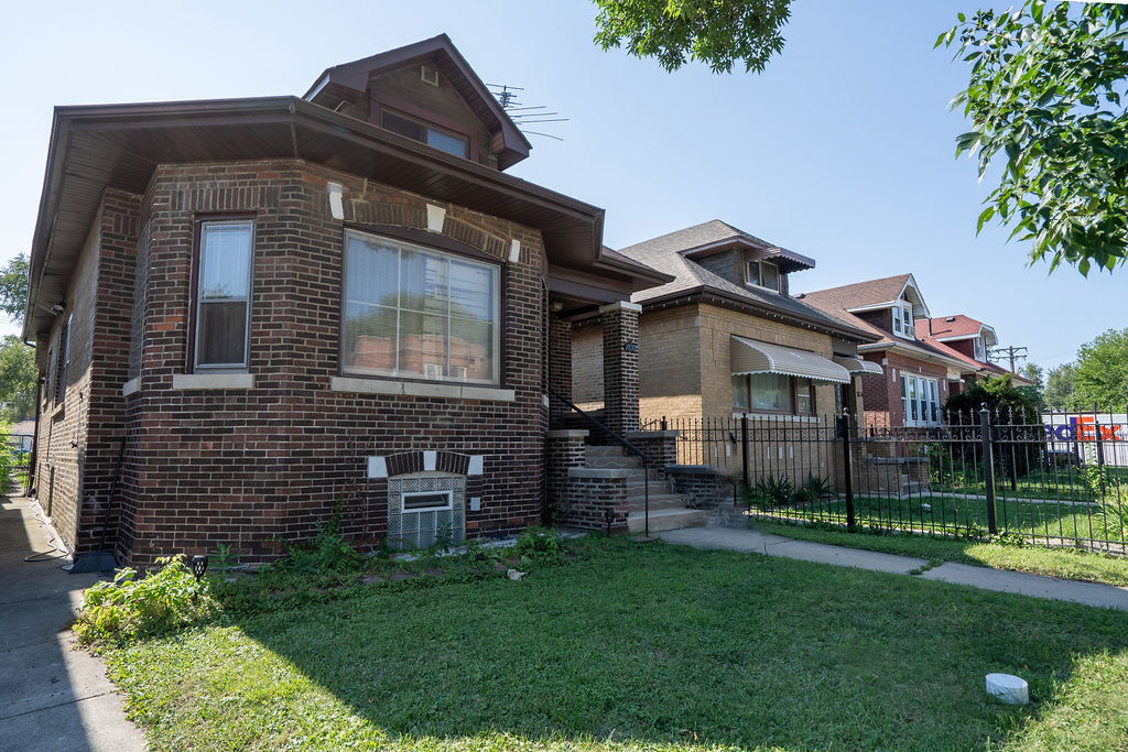 Photo 2 of 29 of 1830 N Austin Avenue house