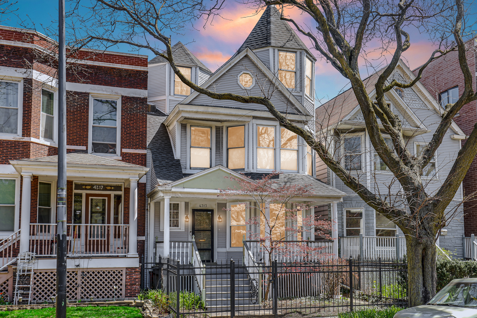 Photo 2 of 39 of 4313 N Ashland Avenue house