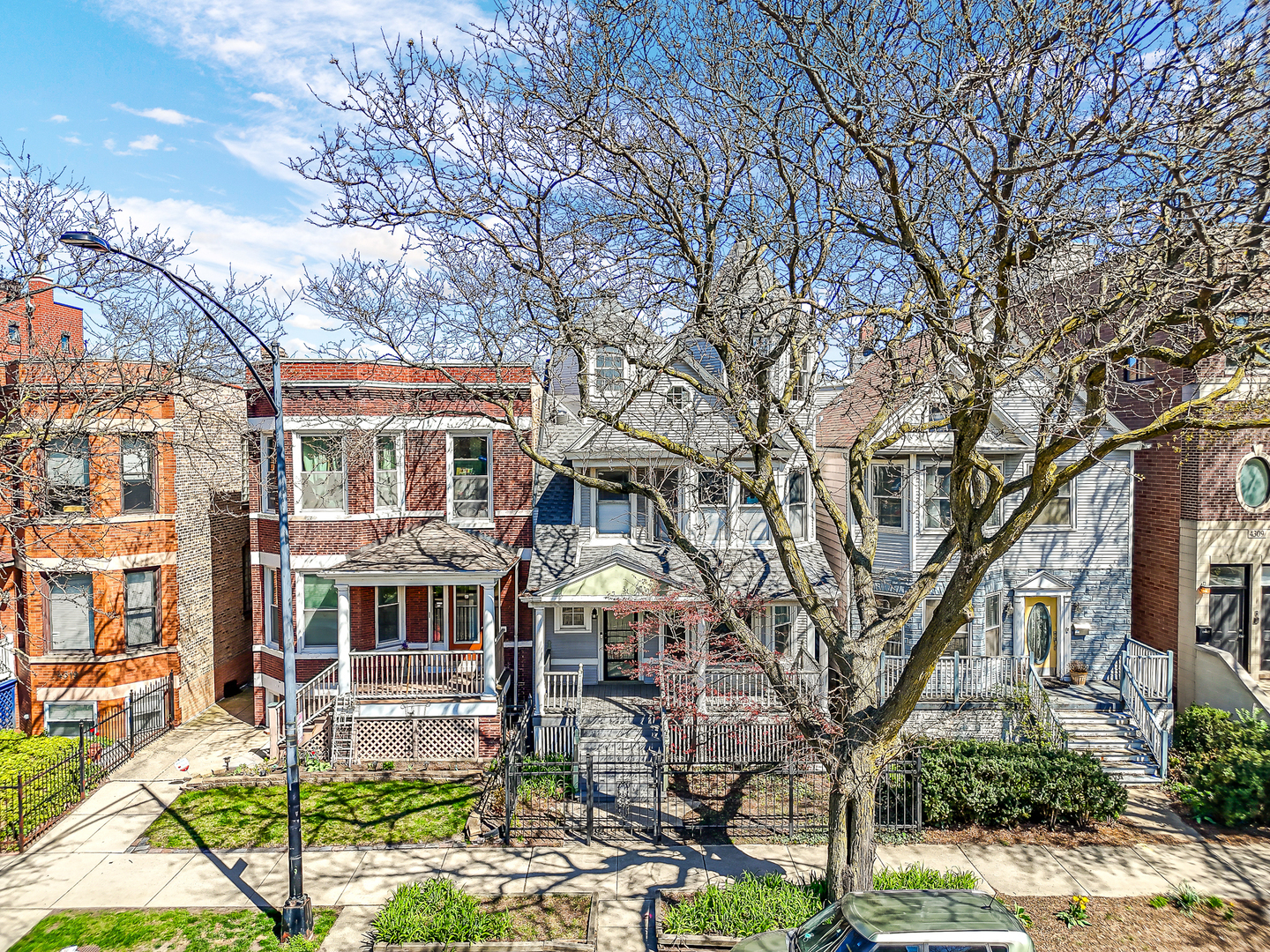 Photo 3 of 39 of 4313 N Ashland Avenue house