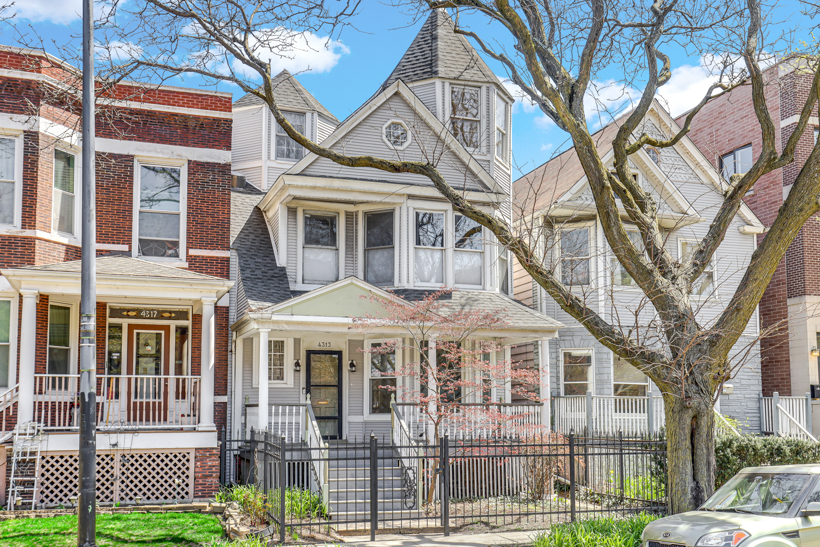 Photo 4 of 39 of 4313 N Ashland Avenue house