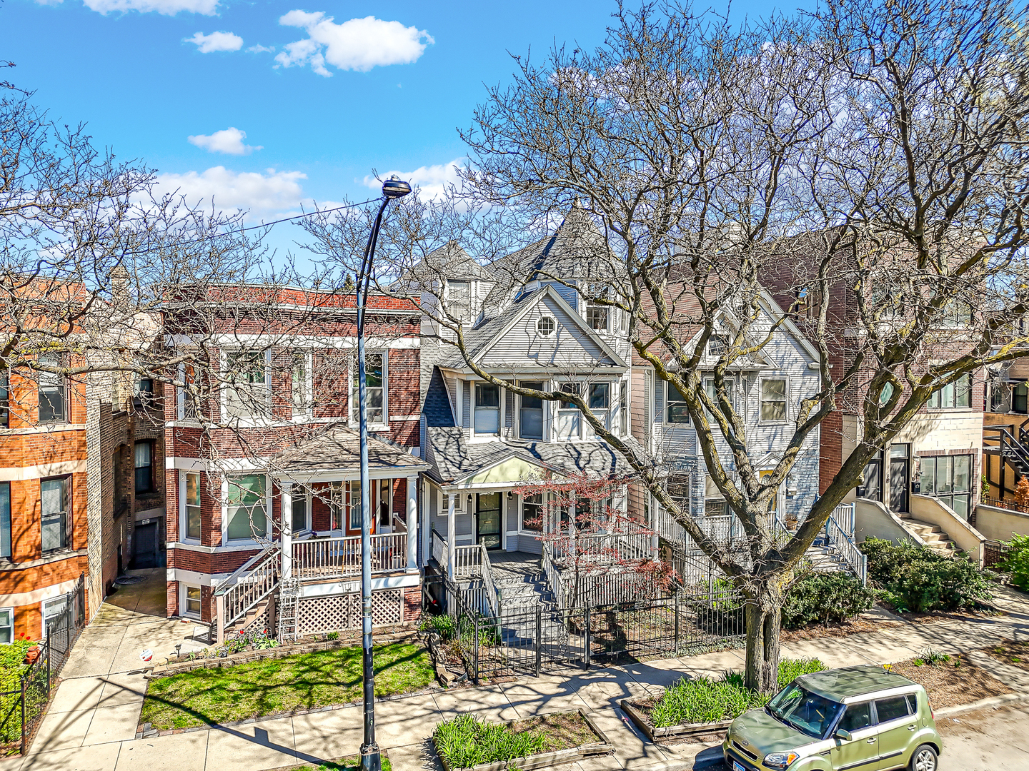 Photo 5 of 39 of 4313 N Ashland Avenue house