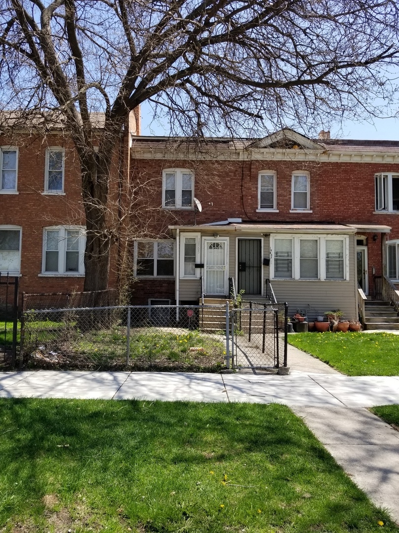 Photo 1 of 14 of 10505 S Corliss Avenue townhome