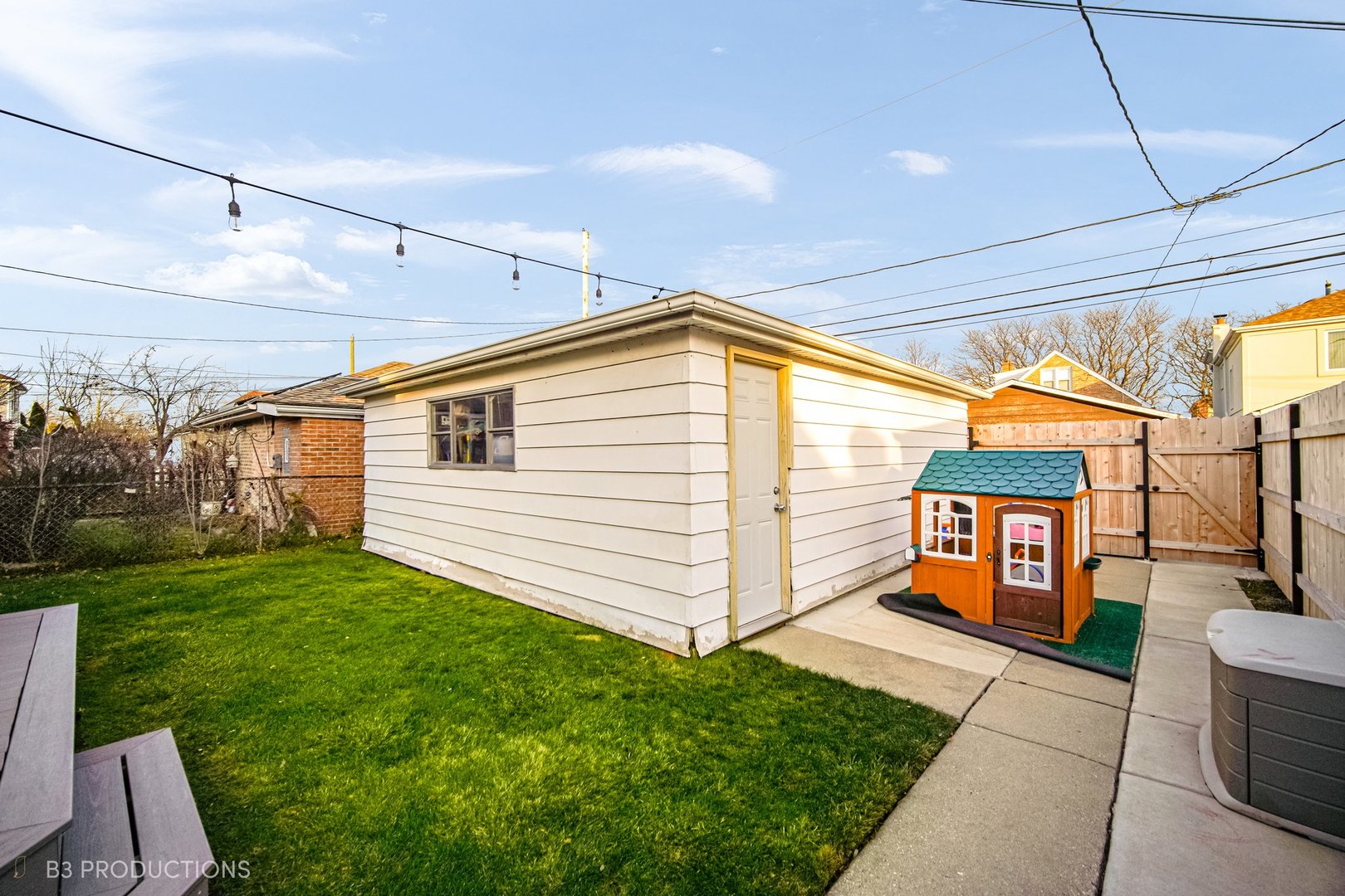 Photo 16 of 17 of 6215 N Karlov Avenue house