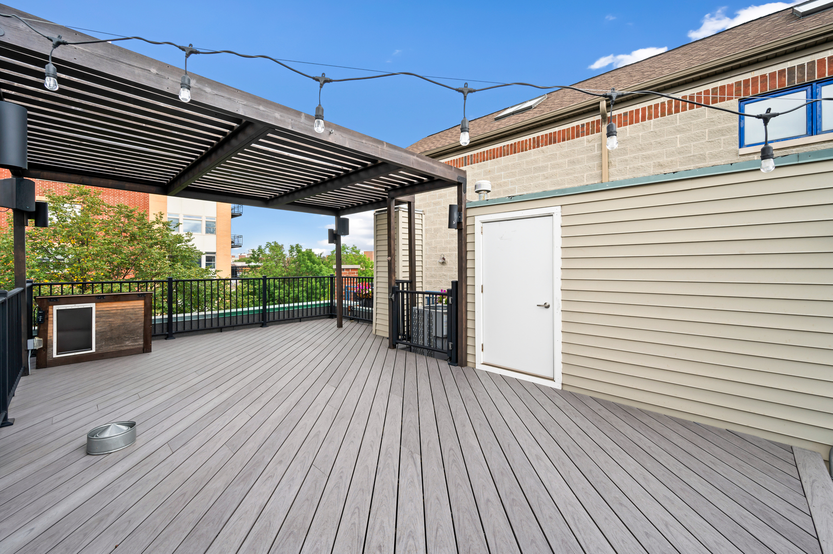 Photo 13 of 20 of 2257 W St Paul Avenue townhome