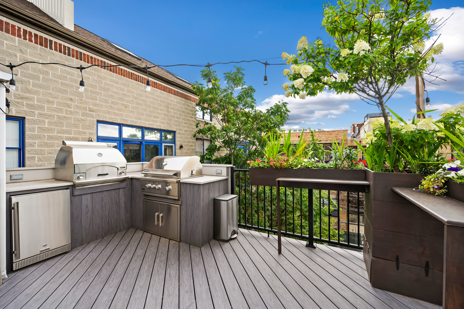 Photo 14 of 20 of 2257 W St Paul Avenue townhome