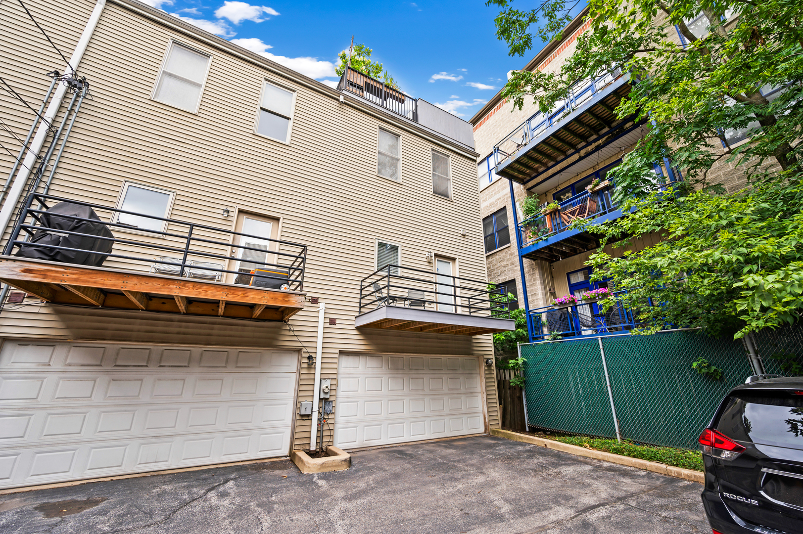 Photo 15 of 20 of 2257 W St Paul Avenue townhome