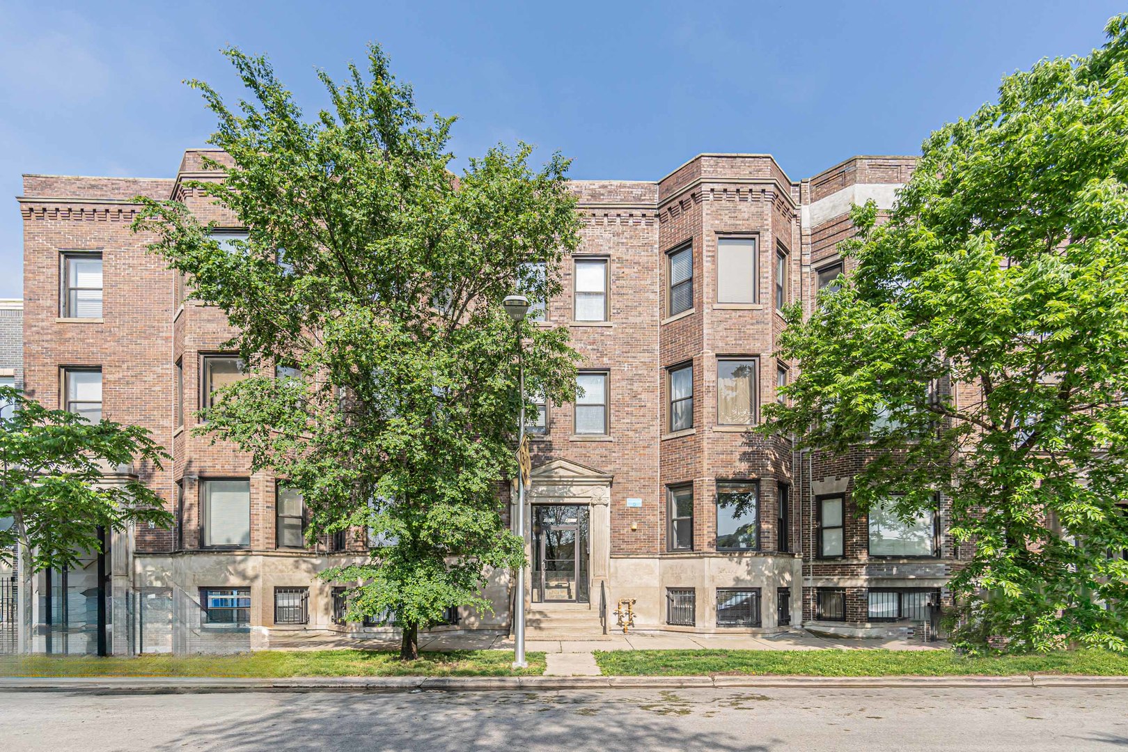 Photo 1 of 14 of 4053 S Calumet Avenue 3 condo