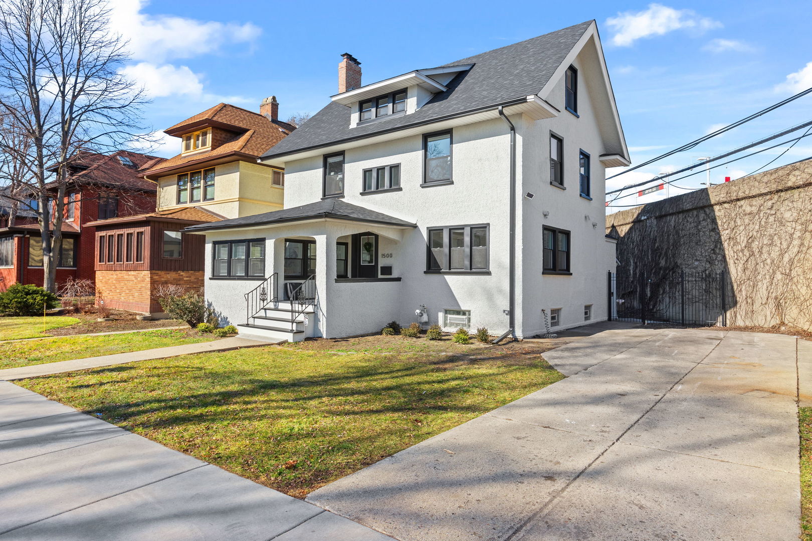 Photo 2 of 45 of 1500 W Sherwin Avenue house