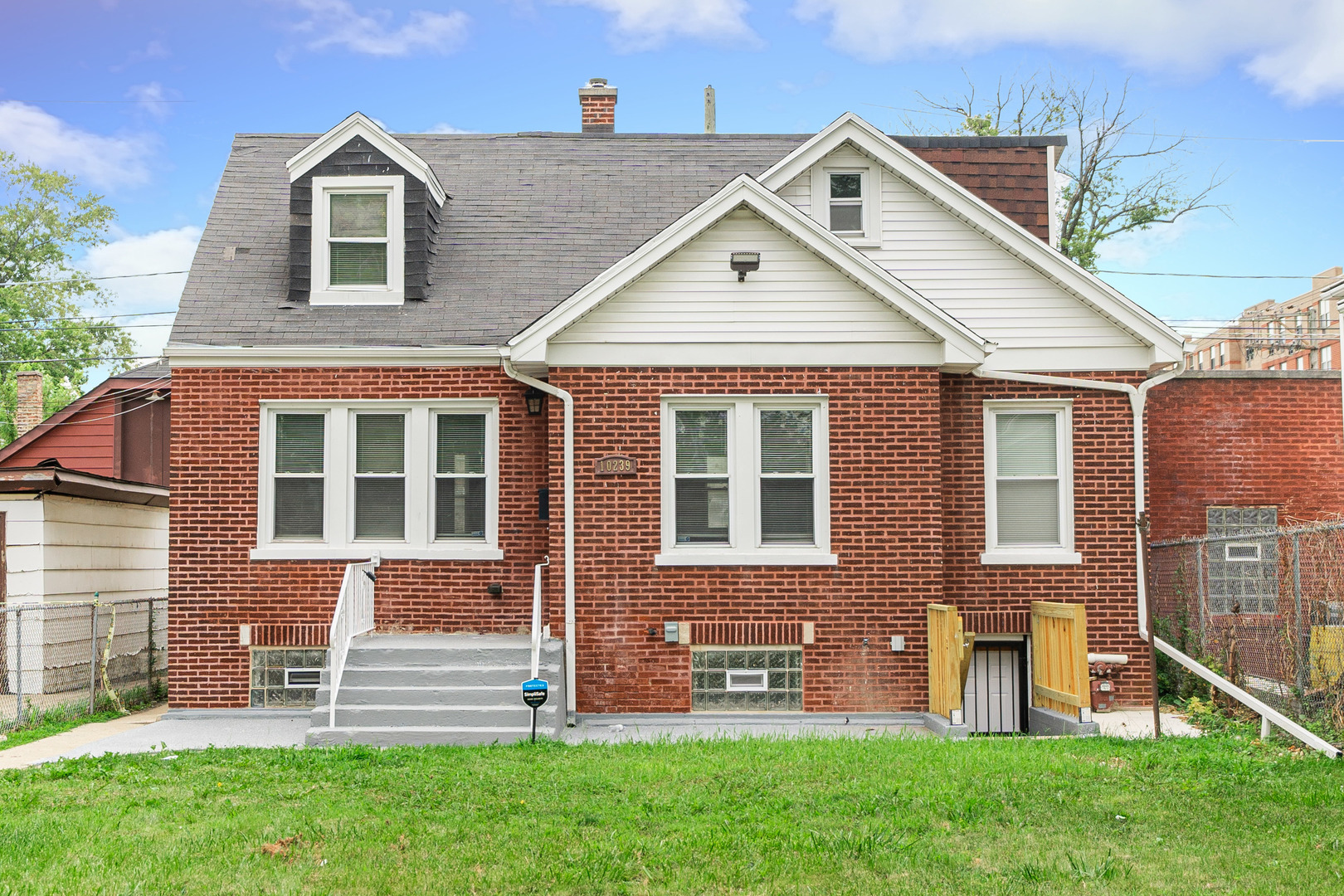 Photo 1 of 30 of 10239 S Sangamon Street house