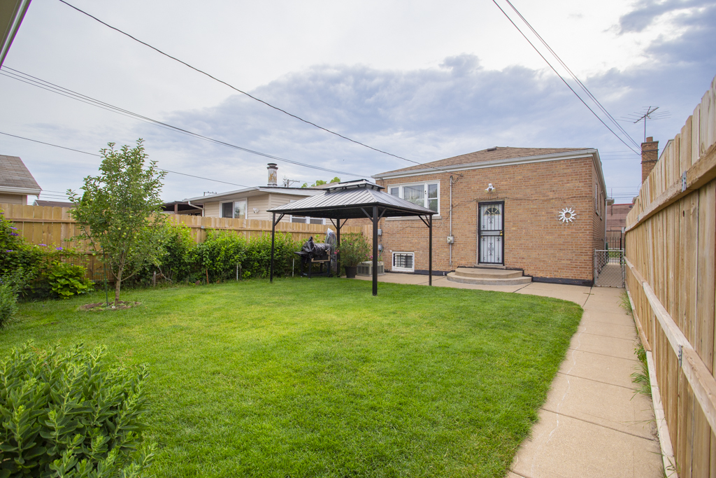 Photo 2 of 14 of 5125 S Harding Avenue house