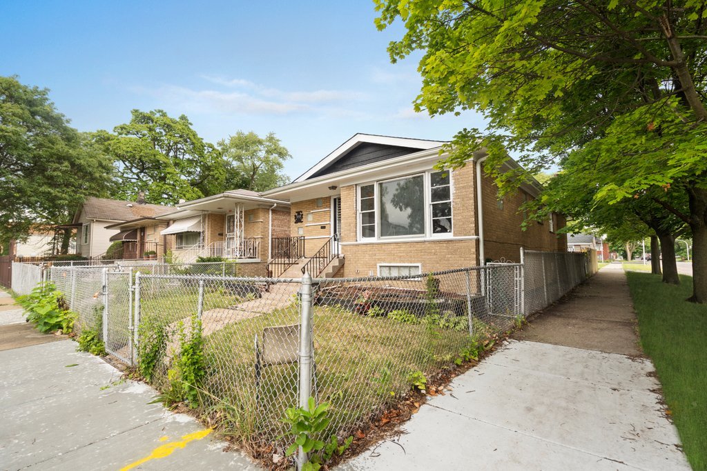 Photo 2 of 19 of 5159 S May Street house