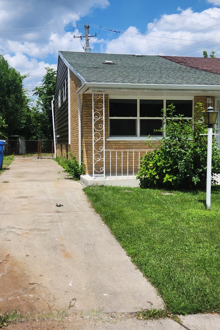 Photo 2 of 22 of 928 W 115th Place townhome