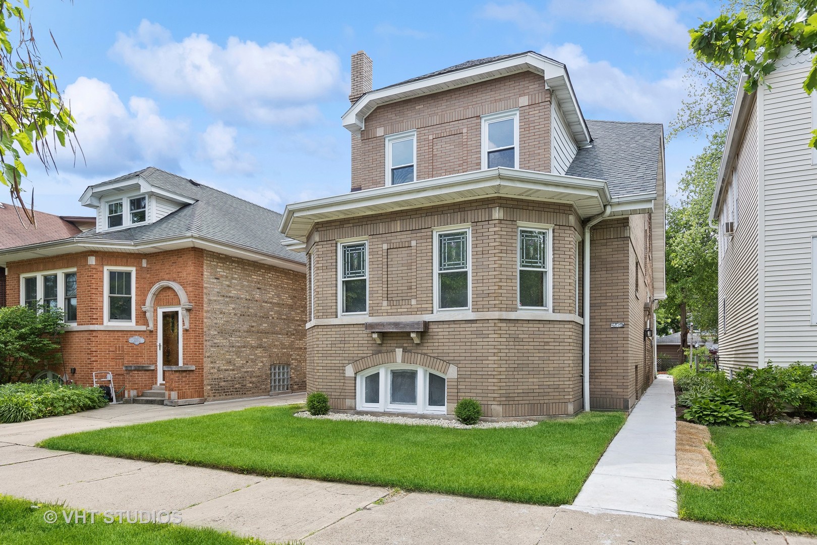 Photo 1 of 33 of 4624 N Kenton Avenue house