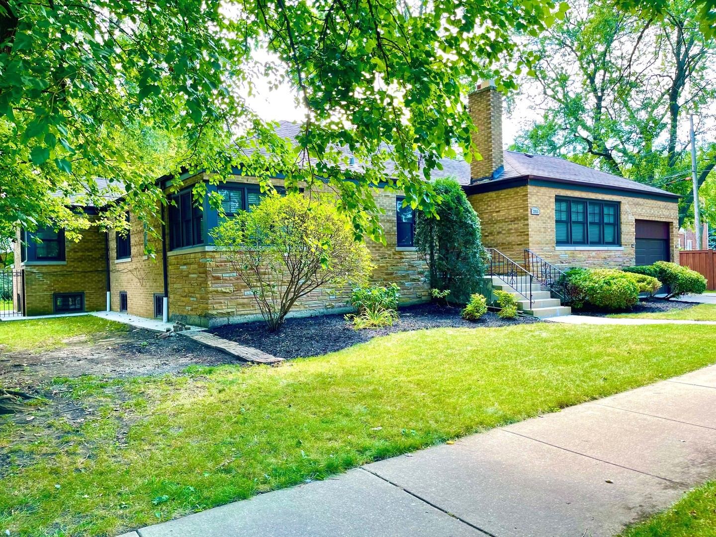 Photo 1 of 49 of 2955 W Catalpa Avenue house