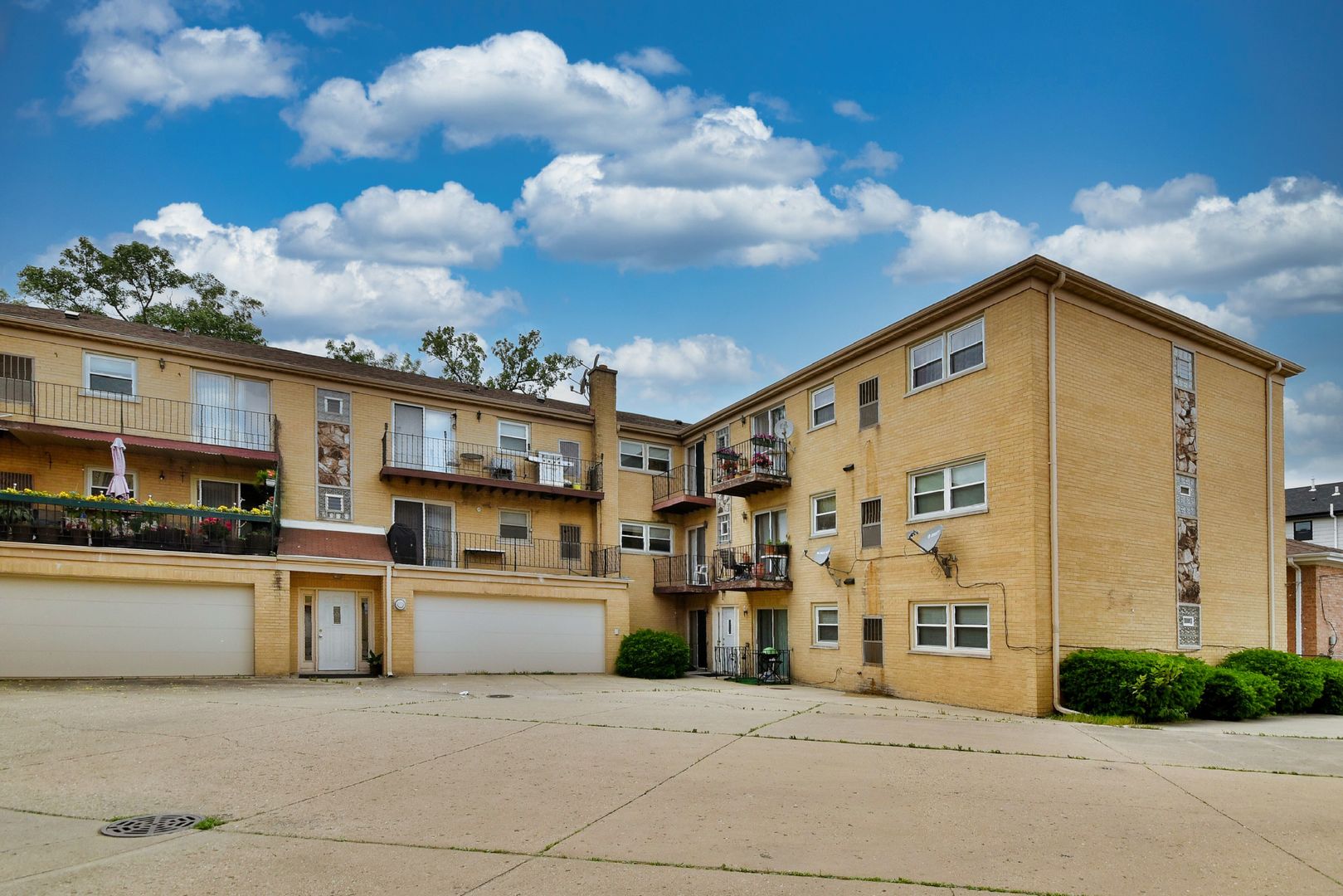 Photo 2 of 21 of 3207 N PONTIAC Avenue 2S condo