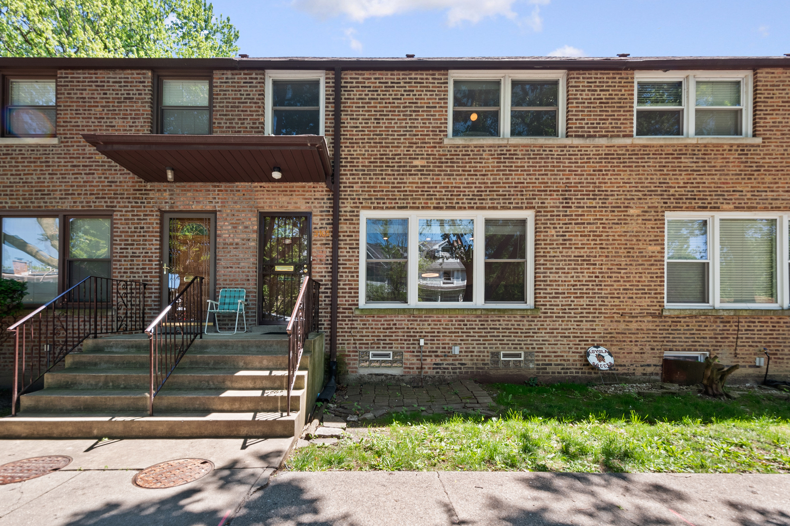 Photo 1 of 16 of 3105 W ARTHUR Avenue townhome