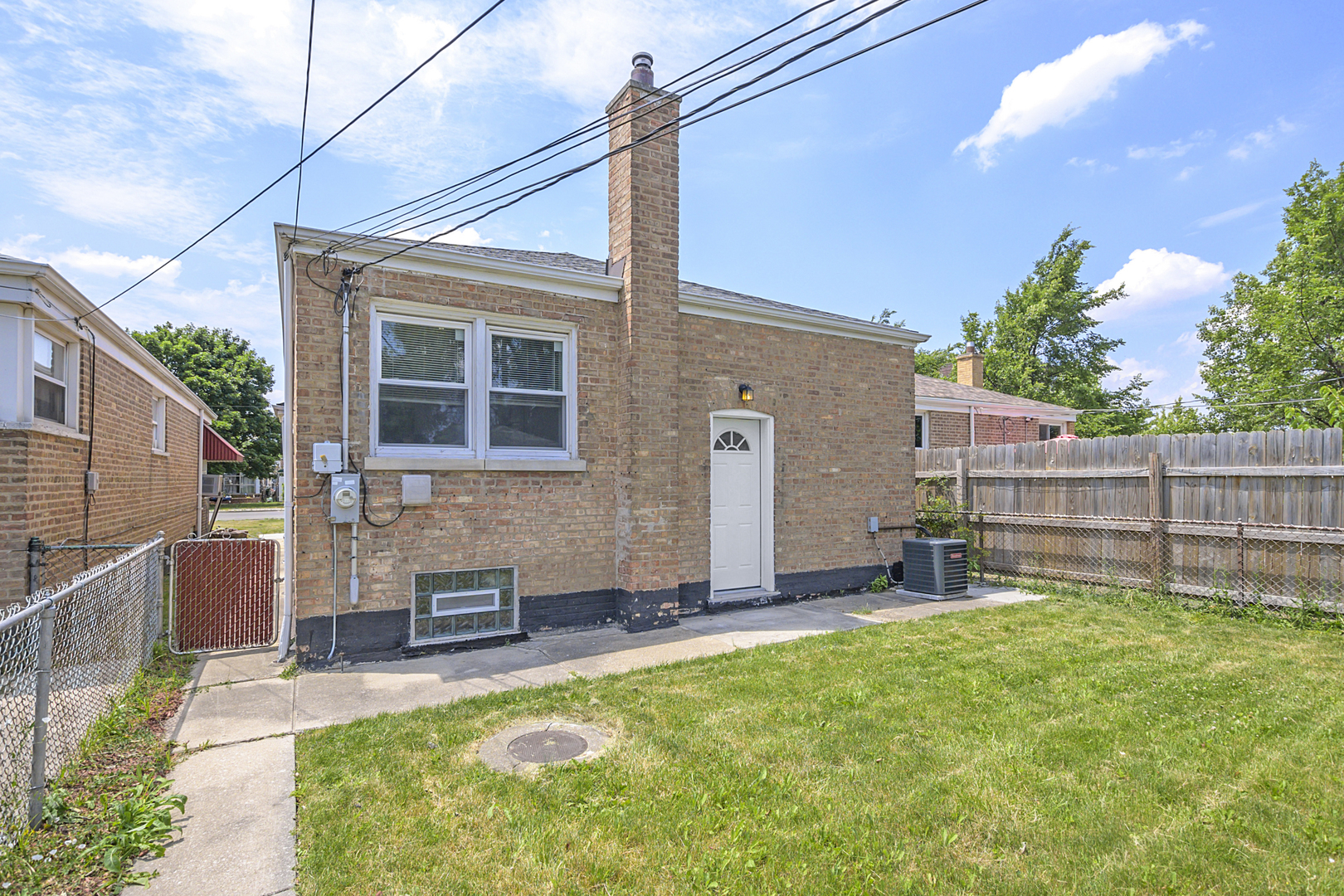 Photo 2 of 15 of 8137 S Oglesby Avenue house