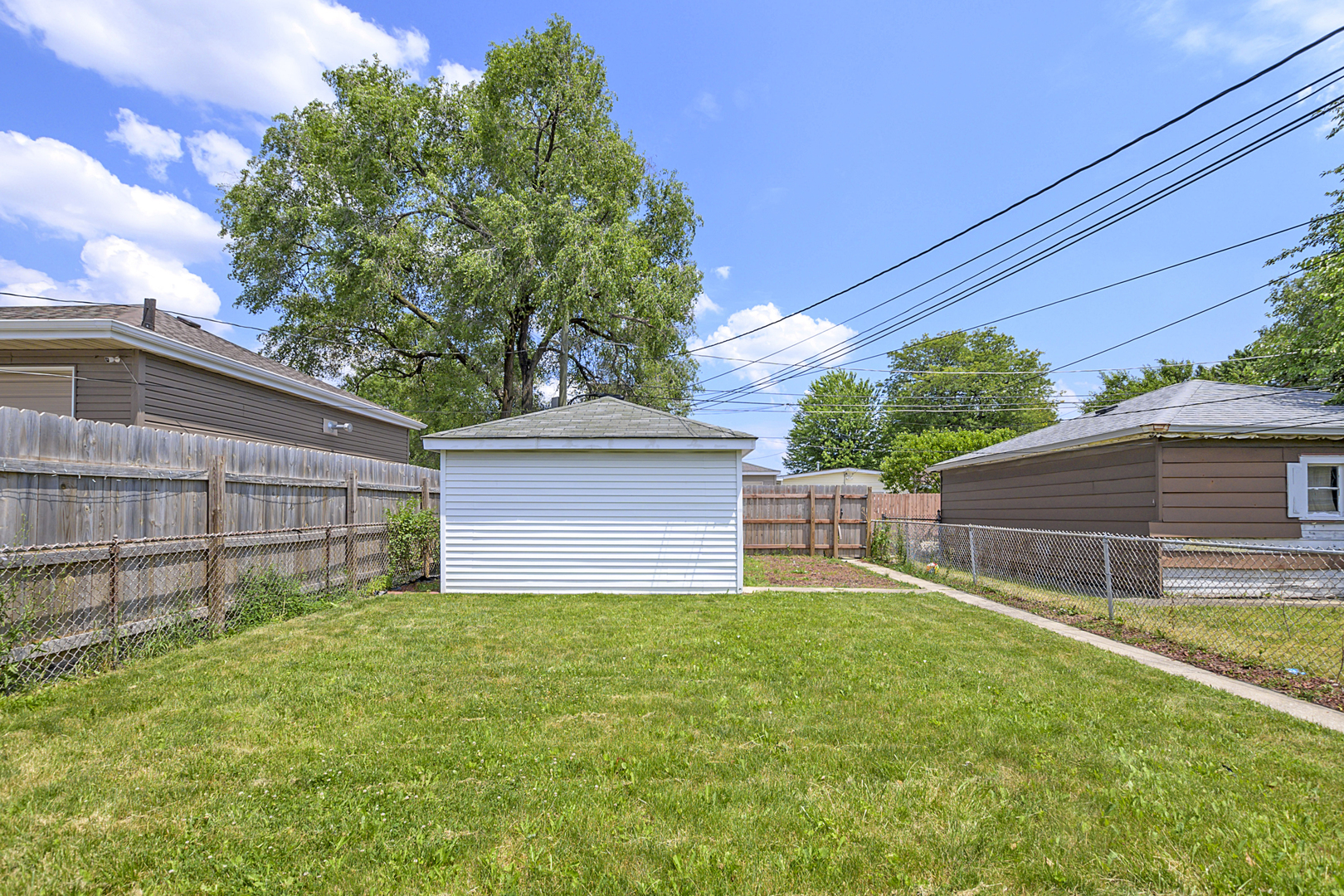 Photo 3 of 15 of 8137 S Oglesby Avenue house