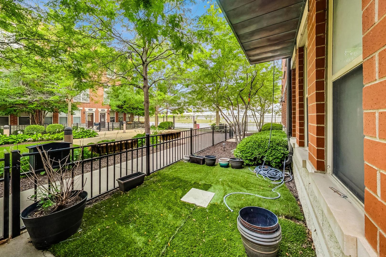 Photo 4 of 44 of 2505 S Calumet Avenue townhome