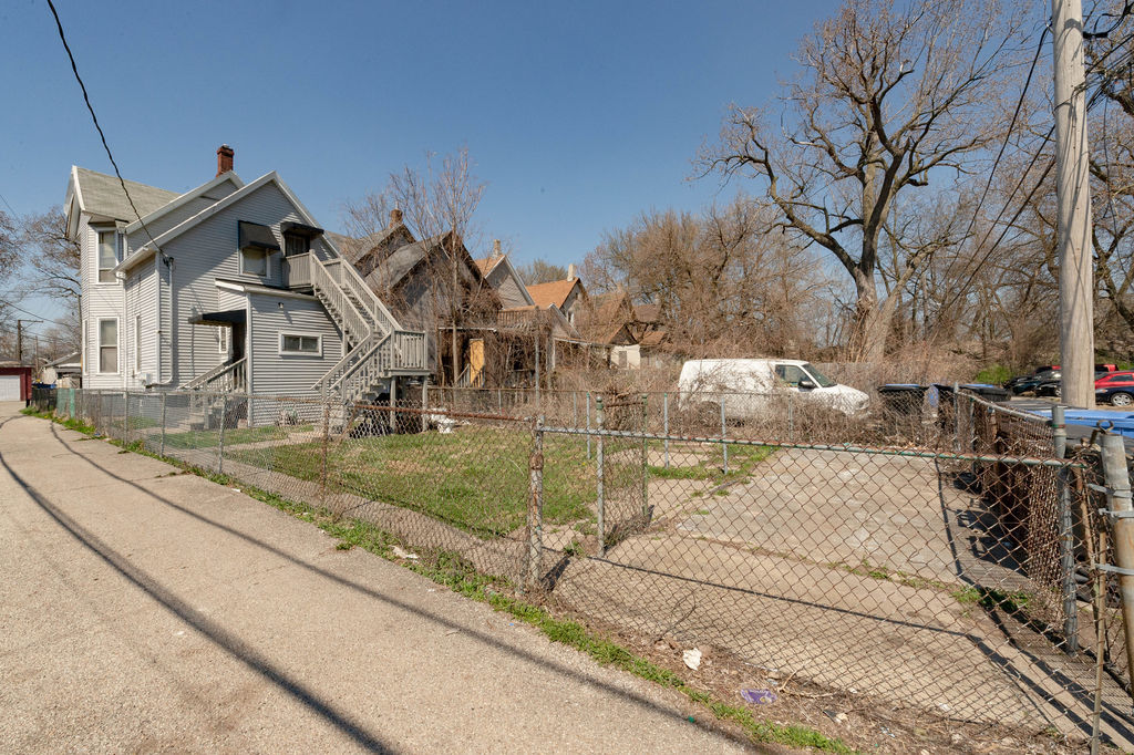 Photo 4 of 35 of 5847 S Union Avenue house