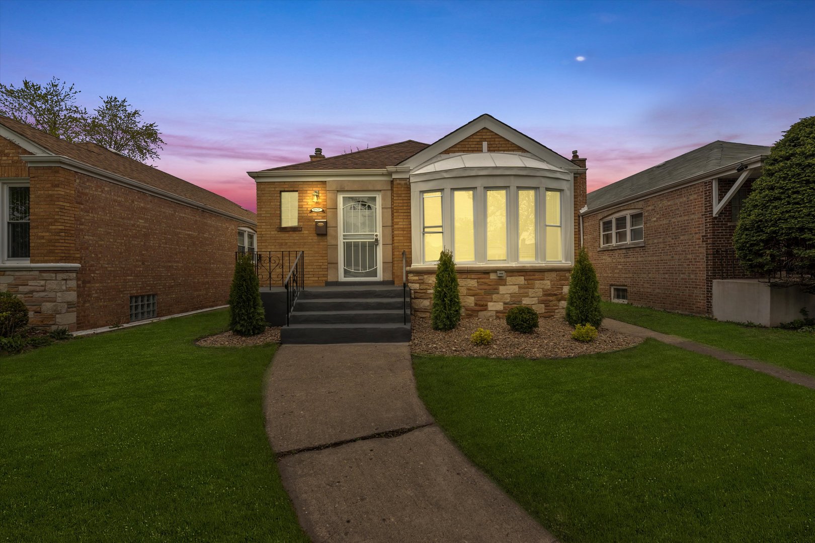 Photo 4 of 44 of 8925 S Clyde Avenue house