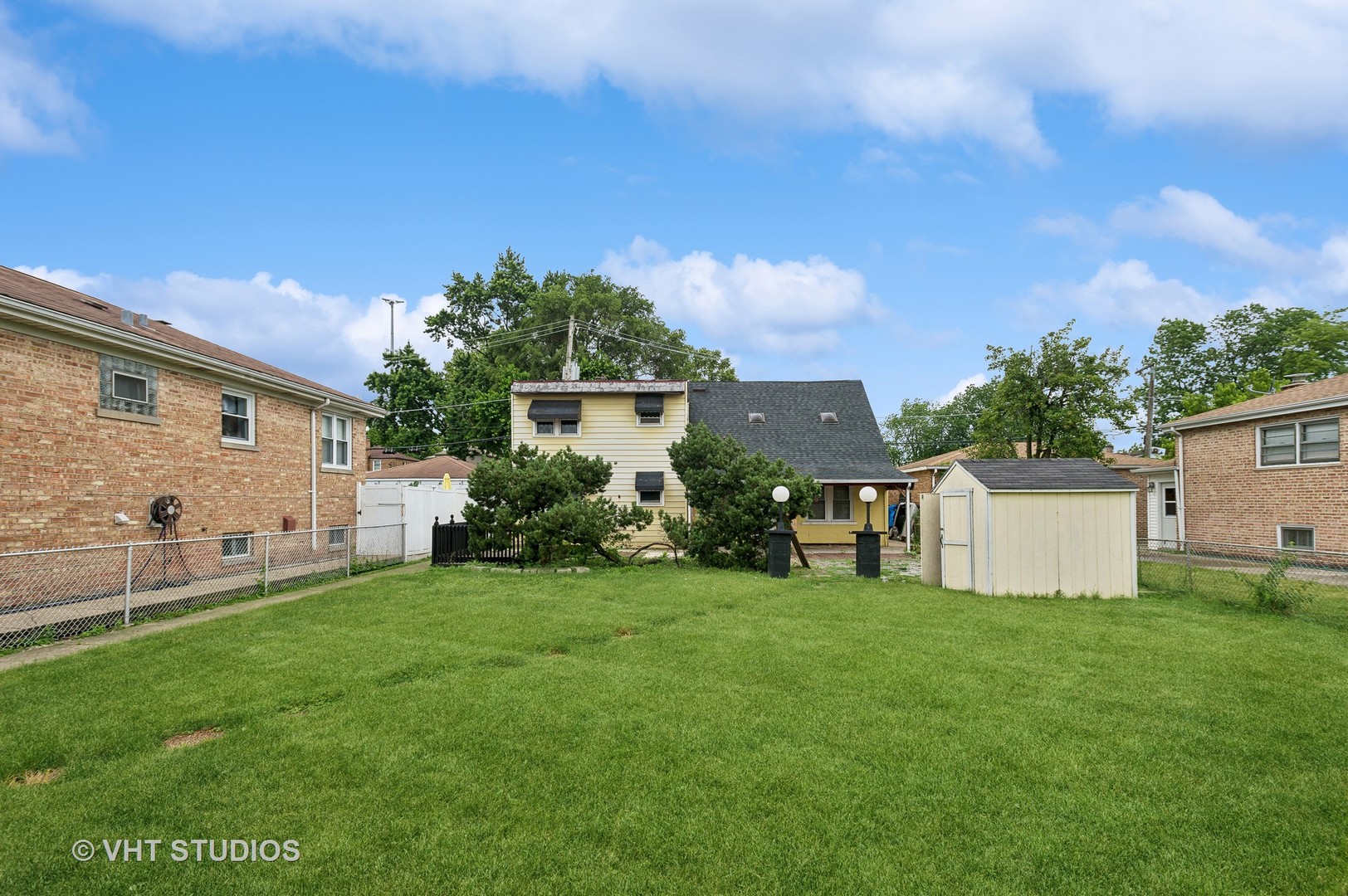 Photo 3 of 5 of 3230 N Oconto Avenue house