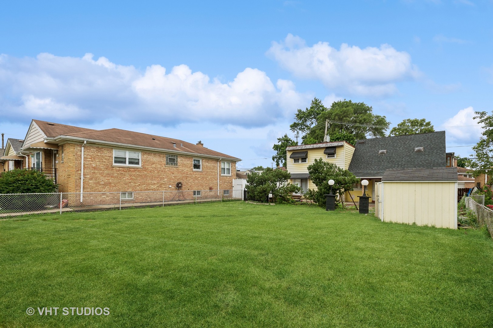 Photo 4 of 5 of 3230 N Oconto Avenue house