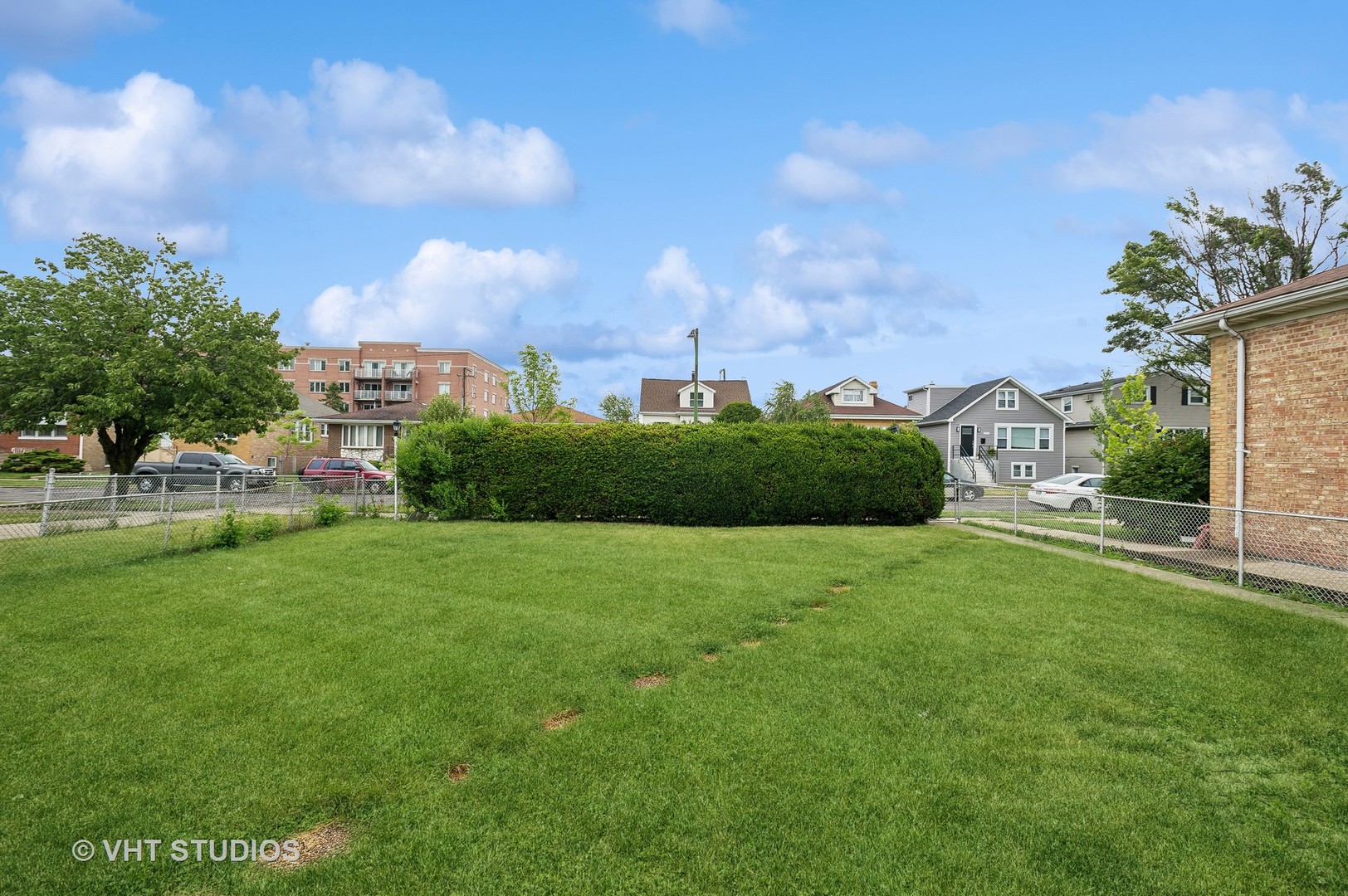 Photo 5 of 5 of 3230 N Oconto Avenue house