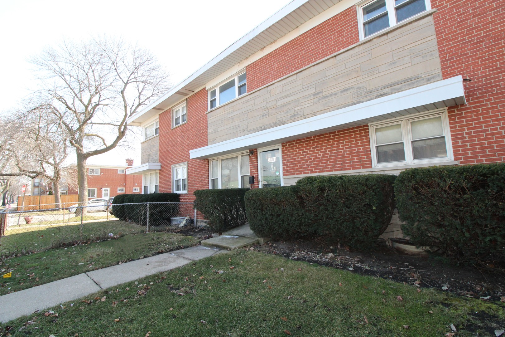 Photo 2 of 28 of 3801 W Devon Avenue townhome