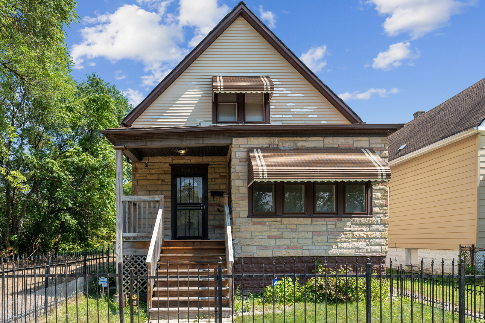 Photo 2 of 21 of 10557 S Perry Avenue house